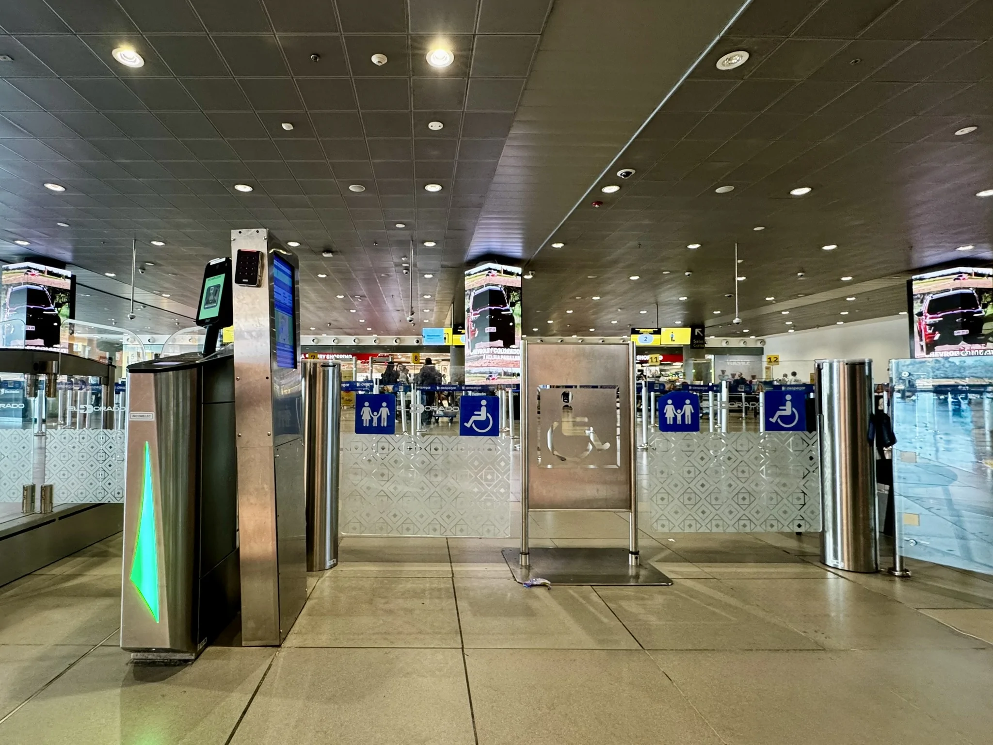 fila de seguridad en el aeropuerto